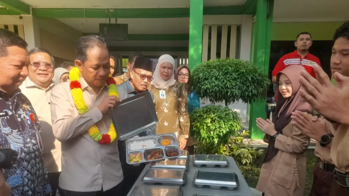 Wakil Menteri Bidang Pangan RI Hanif Faisol Nurofiq mengunjungi Madrasah Aliyah Negeri (MAN) 2 Pekanbaru, Kamis (30/4/2026).