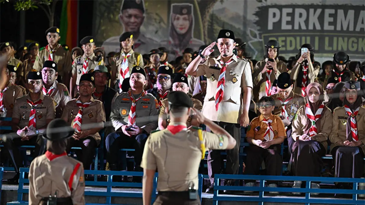Wako Pekanbaru Agung Nugroho memimpin upacara di Bumi Perkemahan Tunas Kencana, kawasan Danau Bandar Kayangan, Sabtu (2/5/2026) malam. (ISTIMEWA)
