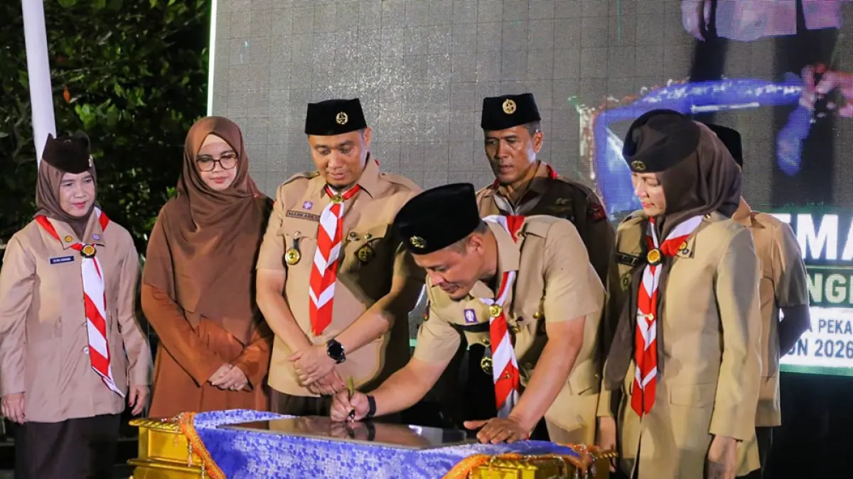 Wali Kota Pekanbaru Agung Nugroho bersama Ketua Kwarcab Pramuka Kota Pekanbaru Sulastri Agung menandatangani prasasti peresmian penggunaan Bumi Perkemahan Tunas Kencana, Sabtu (2/5/2026) malam. (Kwarcab Pramuka Pekanbaru untuk riau pos)

