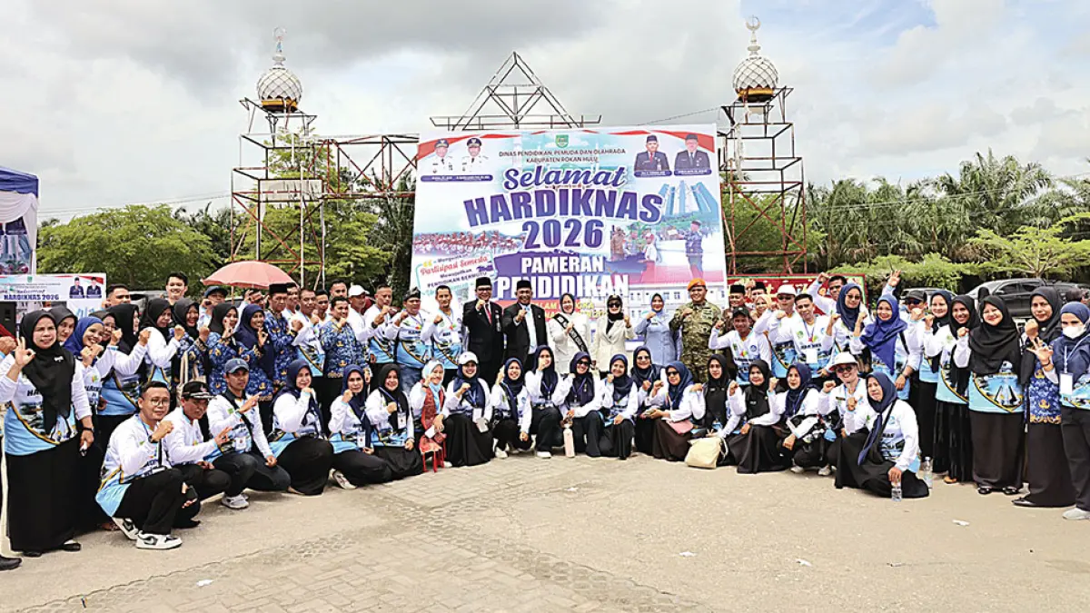 Bupati Rohul Anton foto bersama dengan insan pendidikan usai membuka&nbsp;stan pameran pendidikan di 16 kecamatan pada rangkaian puncak peringatan Hardiknas di Komplek Pematang Baih, Desa Pematang Berangan,  Kecamatan Rambah, Senin (4/5/2026). (Prokopim Setda Rohul)