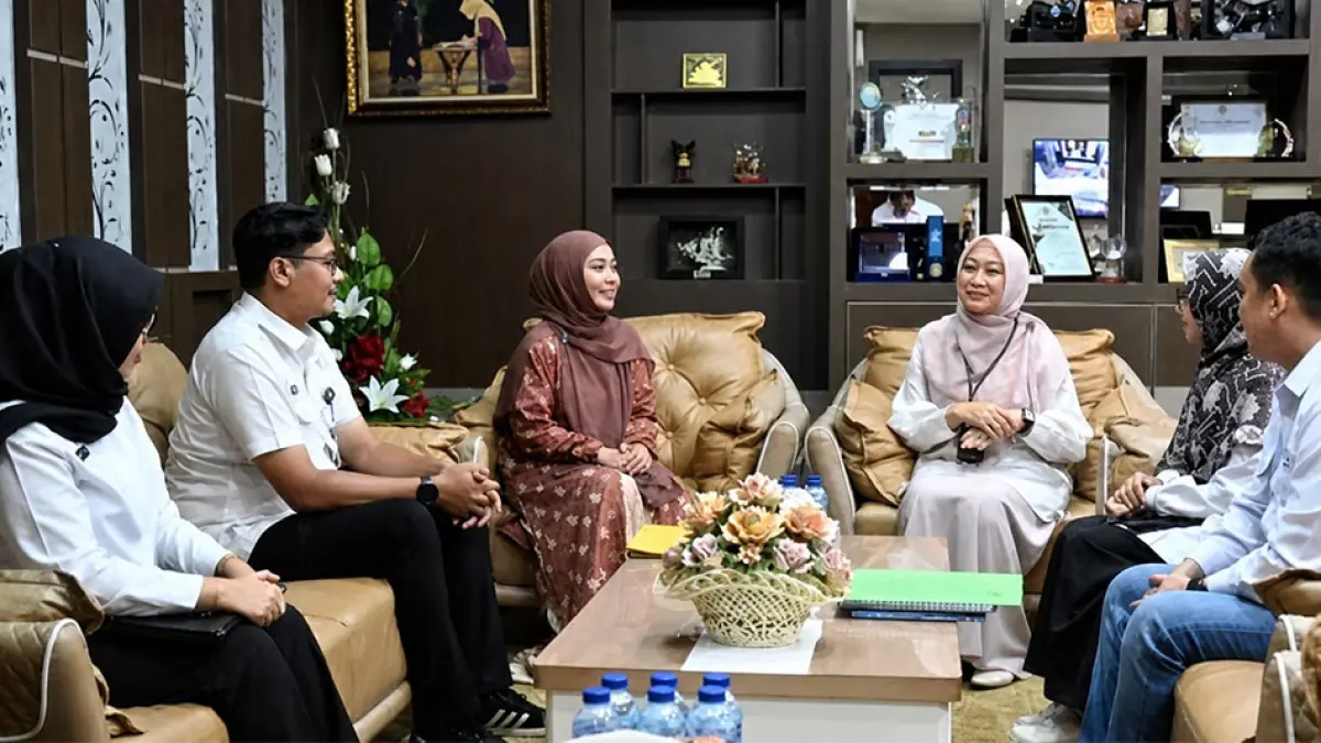 Anggota DPD RI Sewitri (tiga kiri) saat berbincang dengan Rektor Unri Prof Dr Sri Indarti (tiga kanan) di Gedung Rektorat Unri, Senin (4/5/2026). (TIM SEWITRI UNTUK RIAU POS)