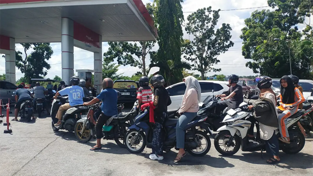 Antrean BBM di SPBU Pulau Bengkalis masih berlanjut dan mengular, Selasa (5/5/2026). Foto Abu Kasim
