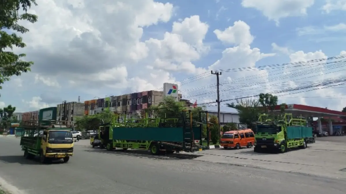 Antrean panjang kendaraan masih tampak terjadi di SPBU Jalan SM Amin Pekanbaru, Selasa (5/5/2026). (Dofi Iskandar/Riaupos.co)