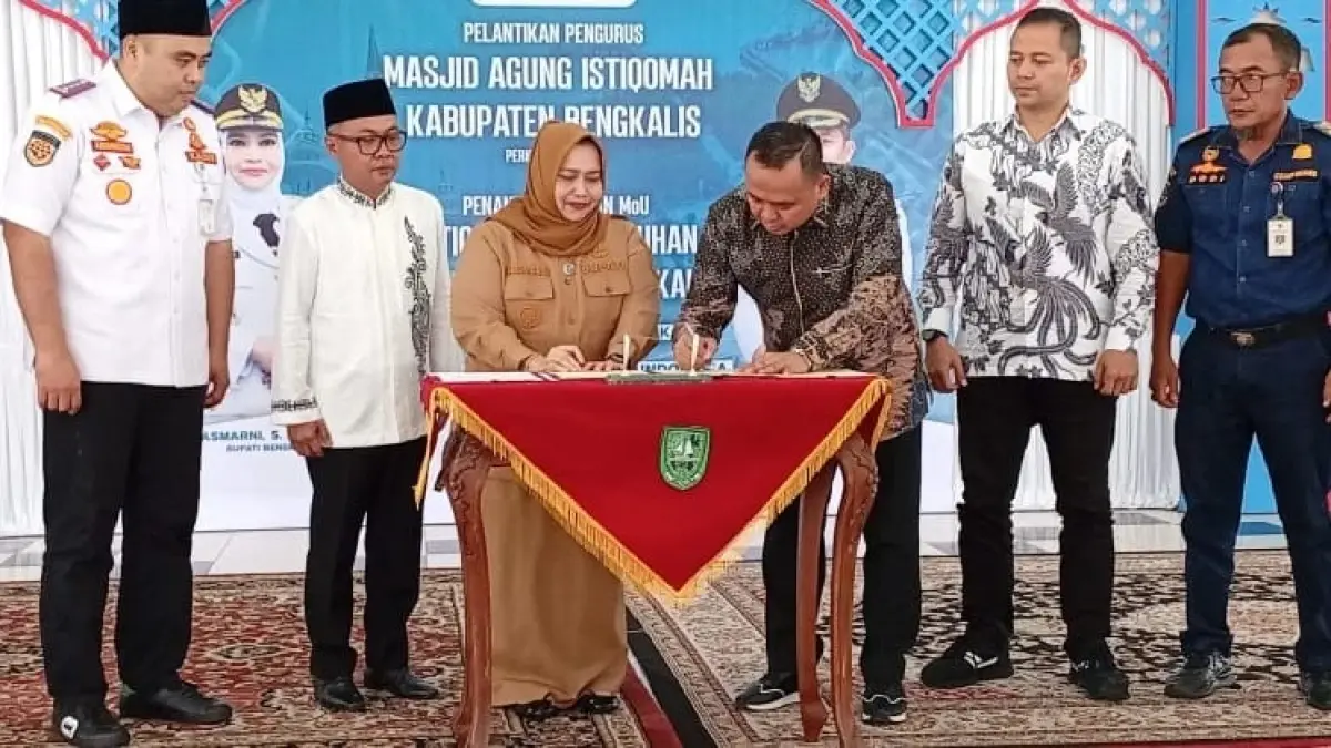 Bupati Bengkalis Kasmarni dan&nbsp; CEO PT GBSI Firdaus melakukan penandatanganan MoU e-tiketing di Wisma Sri Mahkota Bengkalis pada, Selasa, (5/5/2026). (Pemkab Bengkalis)