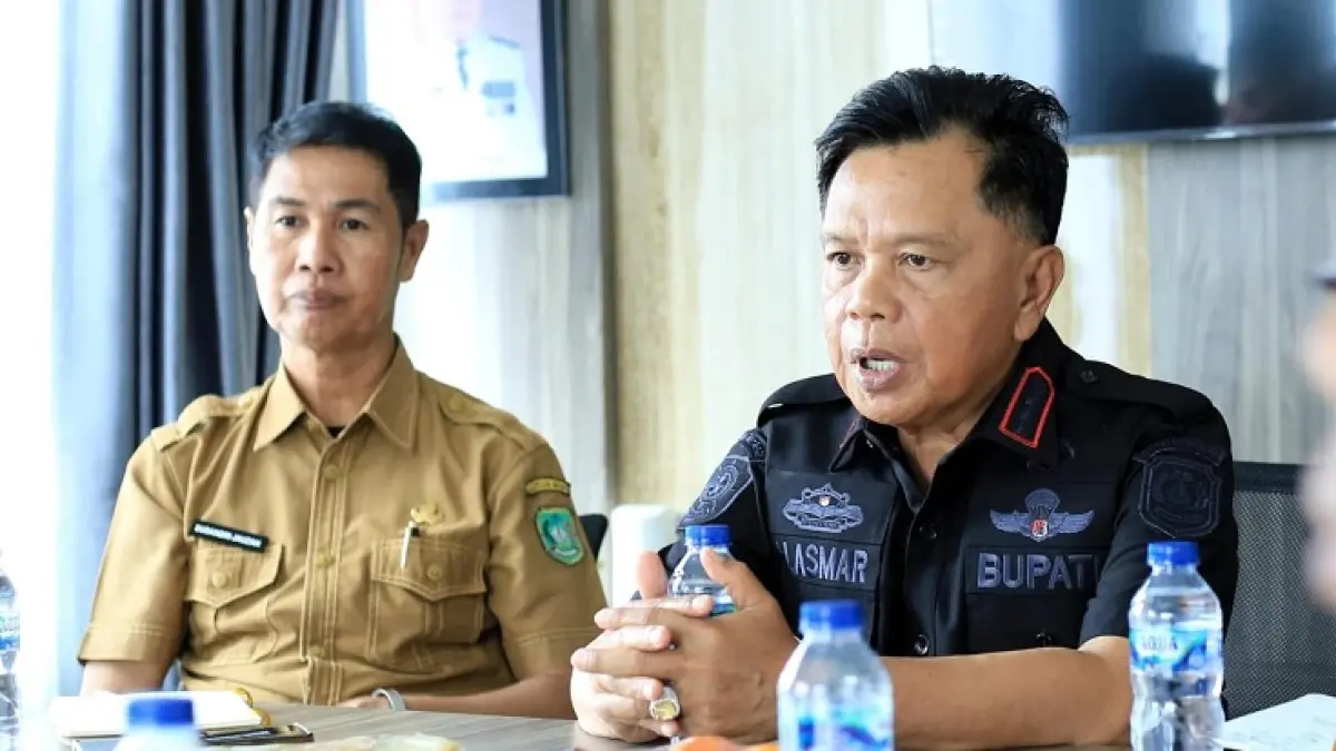 Bupati Meranti H Asmar ketika didampingi oleh jajarannya jauh sebelum ini. (Wira Saputra/Riaupos.co)