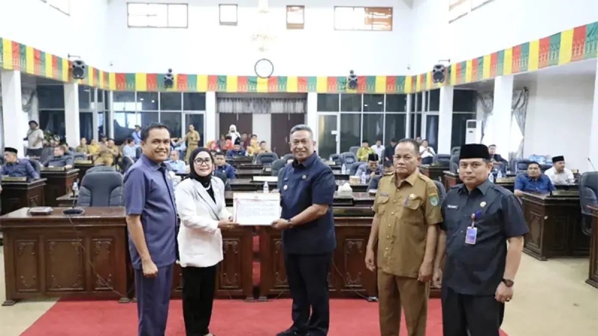 Bupati Rohul Anton serahkan 3 Ranperda Penyertaan Modal kepada Ketua DPRD, Hj Sumiartini dalam rapat paripurna di Gedung DPRD, Senin (4/5/2026). Foto Humas Setwan Rohul untuk Riaupos.co