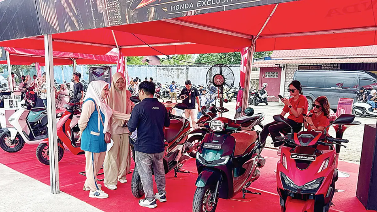 Heat Show-Off-Honda Exclusive AT yang digelar PT Capella Dinamik Nusantara Riau di halaman JA Futsal, Tembilahan menjadi magnet warga sekitar, baru-baru ini.&nbsp;(PT CDN)