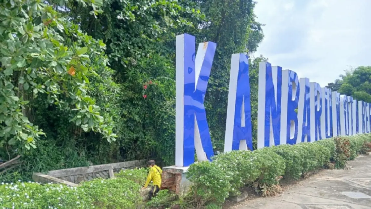 Ikon “Pekanbaru Bertuah” yang roboh diterjang hujan. (Hendrawan Kariman/Riaupos.co)