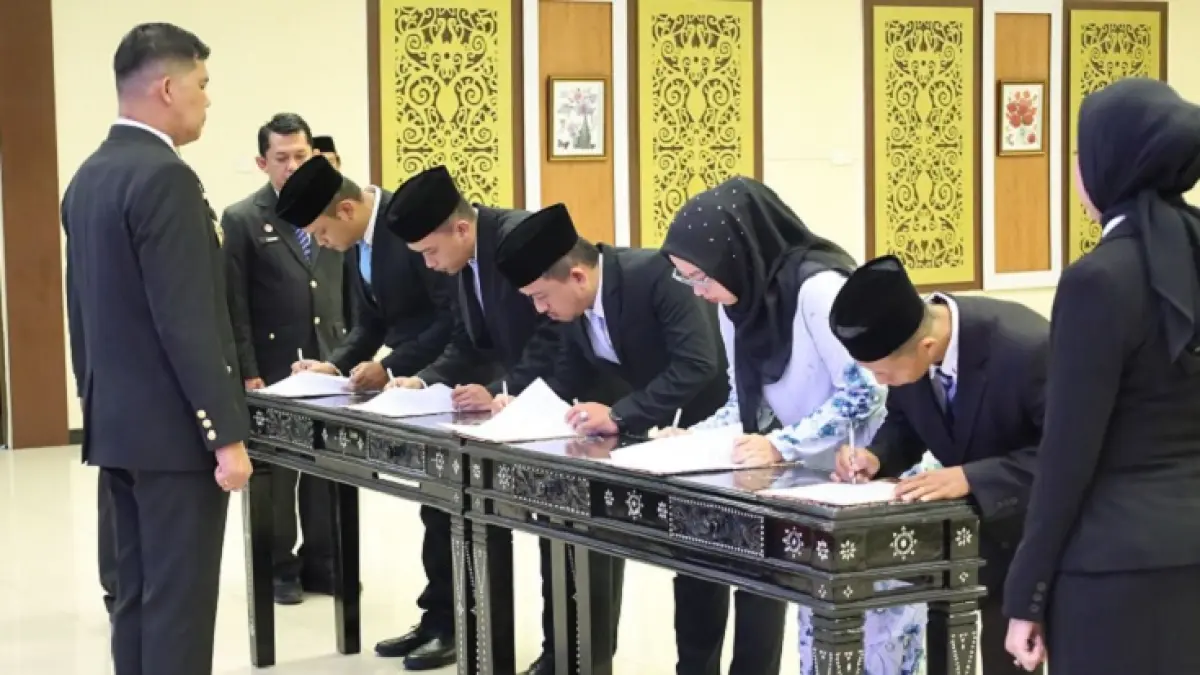 Kakanwil Kemenkum Riau Rudy Hendra Pakpahan (kiri) menyaksikan penandatanganan berita acara pelantikan Anggota Majelis Pengawas Daerah Notaris, Selasa (5/5/2026). (Humas Kanwil Kemenkum Riau)