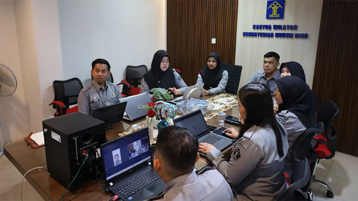 Kepala Kanwil Kemenkum Riau Rudy Hendra Pakpahan bersama penyuluh hukum dan PIC JDIH melaksanakan koordinasi secara virtual bersama Pusat LLH, Selasa (5/5/2026). Humas Kanwil Kemenkum Riau