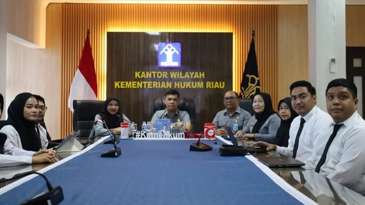 Kepala Kanwil Kemenkum Riau Rudy Hendra Pakpahan (tengah), bersama jajaran, mengikuti Pelatihan Teknis Pembentukan Peraturan Perundang-undangan dan Penyusunan Peraturan Kebijakan 2026, secara virtual, Selasa (5/5/2026). (Humas Kanwil Kemenkum Riau)