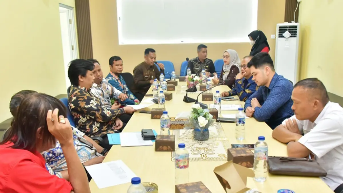 Komisi I DPRD Bengkalis saat turun ke Kecamatan Pinggir untuk melakukan monitoring terhadap penyaluran Alokasi Dana Desa (ADD) di kecamatan,  akhir pekan lalu. (DPRD BENGKALIS UNTUK RIAU POS)