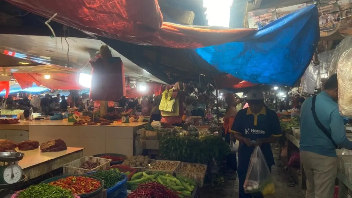 Masyarakat beraktivitas belanja di Pasar Pagi Panam Pekanbaru, Selasa (5/5/2026). (Soleh Saputra/Riaupos.co)