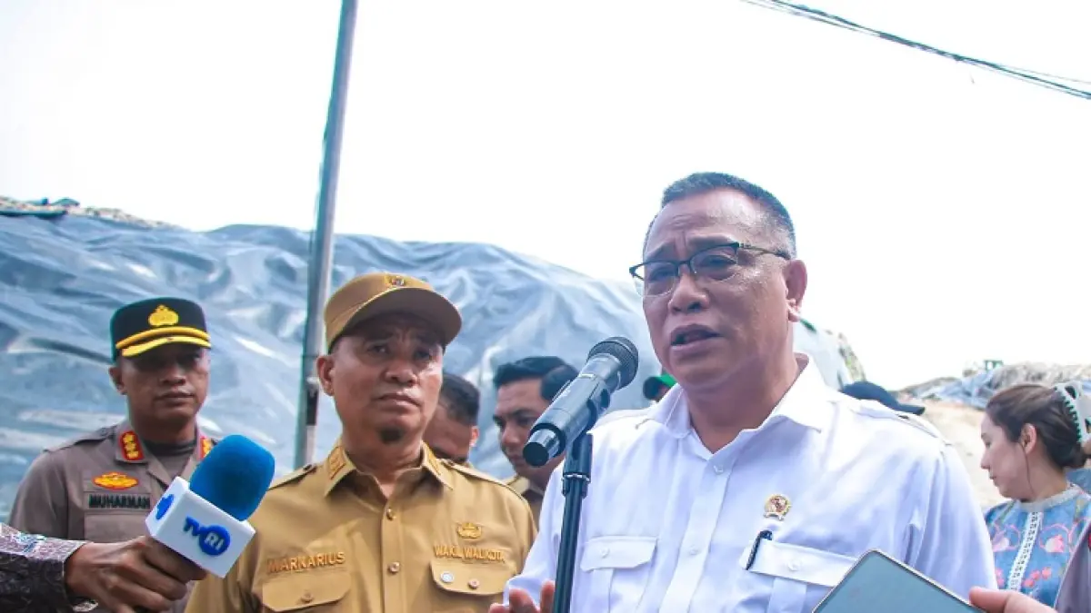Menteri Lingkungan Hidup Jumhur Hidayat didampingi Wawako Pekanbaru Markarius Anwar saat meninjau TPA 2 Muara Fajar, Selasa (5/5/2026). (M ALI NURMAN/RIAUPOS.CO)