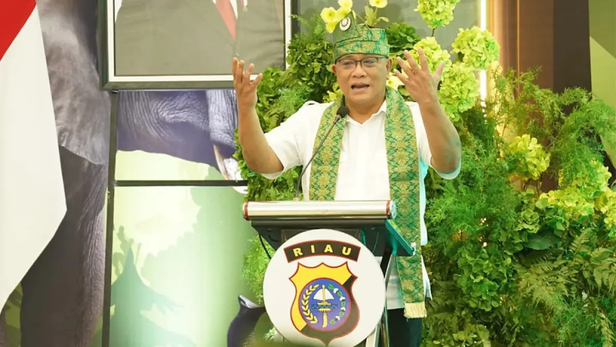 Menteri Lingkungan Hidup Republik Indonesia Mohammad Jumhur Hidayat memberikan pemaparan saat menjadi narasumber pada kegiatan kuliah umum di Universitas Islam Riau, Pekanbaru, Senin (4/5/2026). (UIR UNTUK RIAU POS)