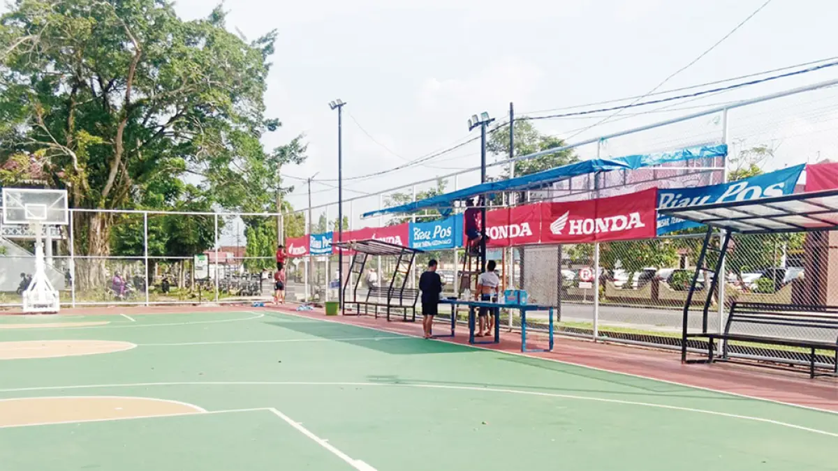 Panitia mempersiapkan lapangan Basket Tulus Arena, Rengat, Indragiri Hulu untuk laga pembuka Riau Pos-HSBL 2026, Senin (4/5/2026). (RIAU POS)