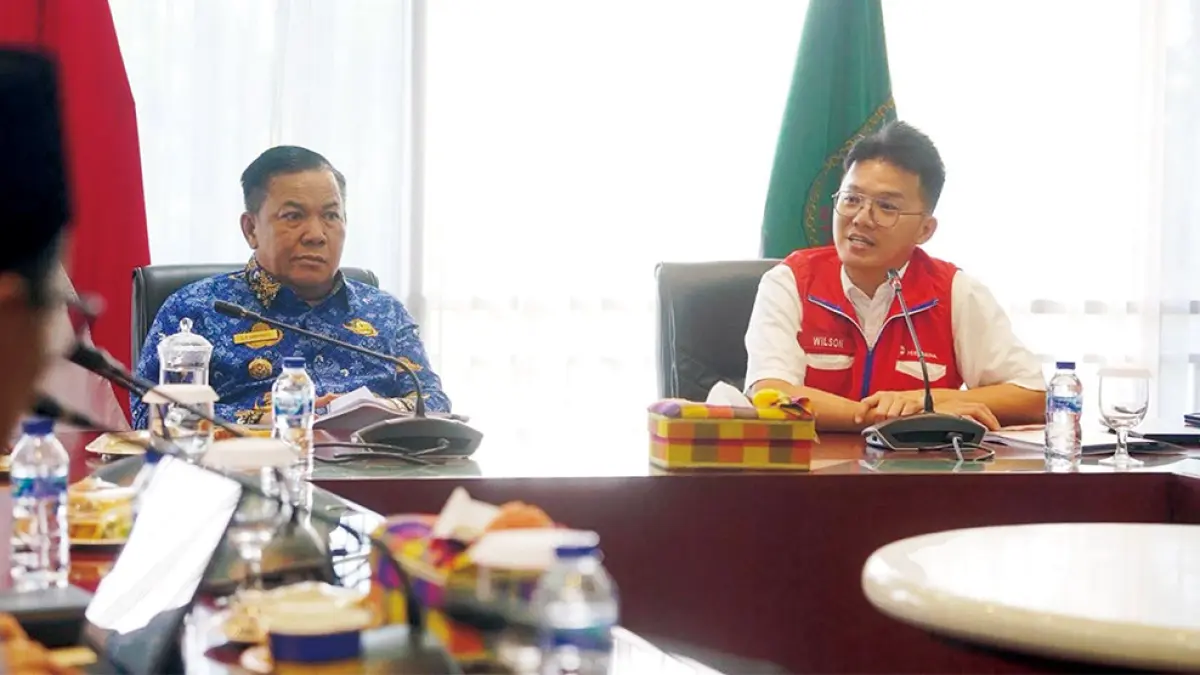 Pelaksana Tugas Gubernur Riau SF Hariyanto (kiri) mendengarkan penjelasan dari Pertamina Patra Niaga dalam pertemuan di Kantor Gubernur Riau, Senin (4/5/2026). (DISKOMINFOTIK RIAU UNTUK RIAU POS)
