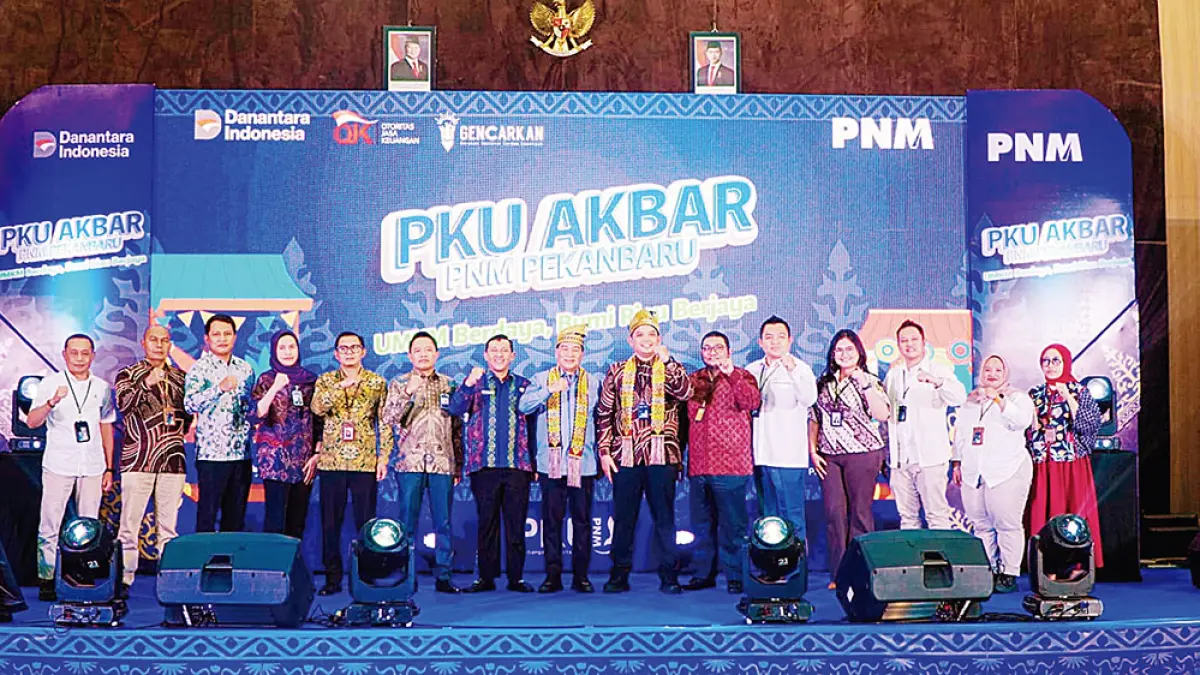 Pemimpin Cabang PNM Pekanbaru Ahmad Satria Prawiranegara dan Anggota Komisi VI DPR RI Achmad,  bersama tamu dan hadirin lainnya berfoto bersama dalam acara PKU Akbar yang digelar PNM Pekanbaru, baru-baru ini.&nbsp;(PNM Pekanbaru)