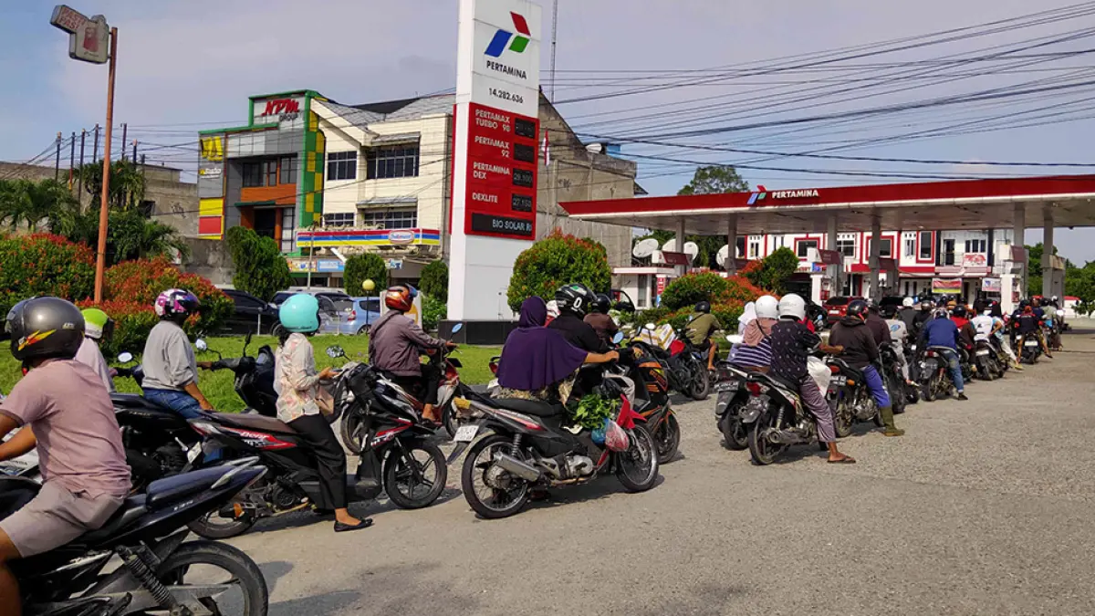 Pengendara roda dua antre saat akan mengisi  BBM jenis pertalite di SPBU Jalan Soekarno-Hatta, Pekanbaru, Senin (4/5/2026).  (EVAN GUNANZAR/RIAU POS)