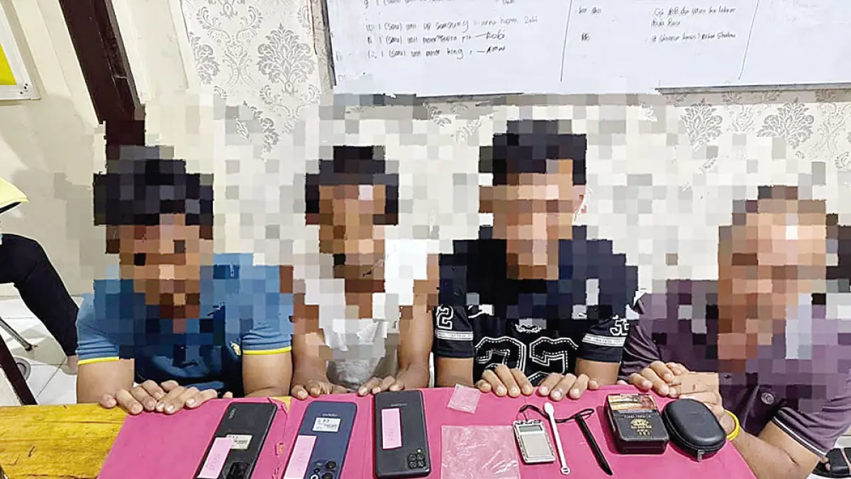 PENYALAHGUNAAN NARKOBA: Kades Langkai SP (kanan) yang positif narkoba, menjalani penyidikan di Polres bersama tiga pengedar dan kurir, Senin (4/5/2026). (POLRES SIAK)