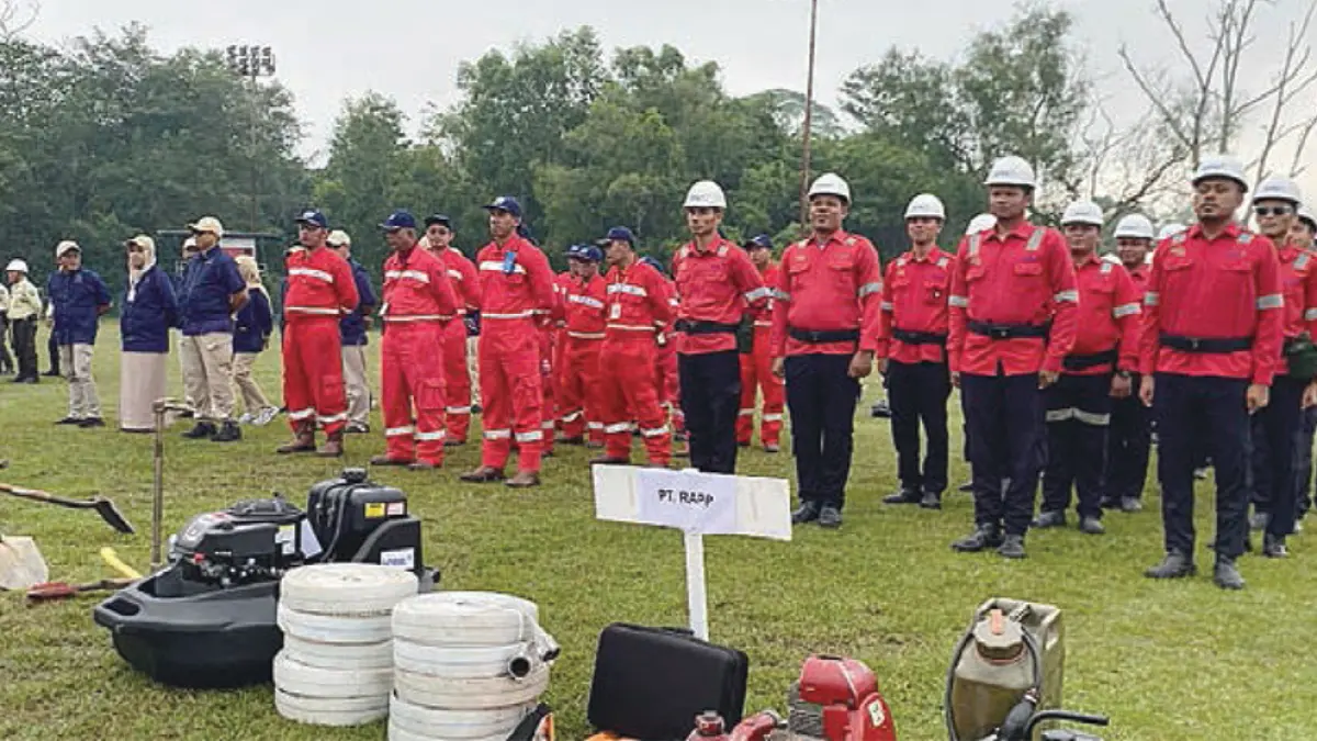 Personel pemadam kebakaran dari RAPP mengikuti Apel Kesiapsiagaan Penanganan Karhutla di Pekanbaru, Sabtu (25/4/2026).