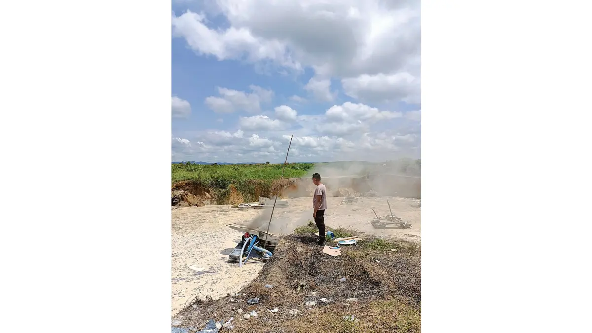 Personel Polsek Kuantan Mudik memusnahkan lima rakit stingkai yang digunakan dalam aktivitas PETI saat penertiban, Senin (4/5/2026). (Polsek Kuantan Mudik)