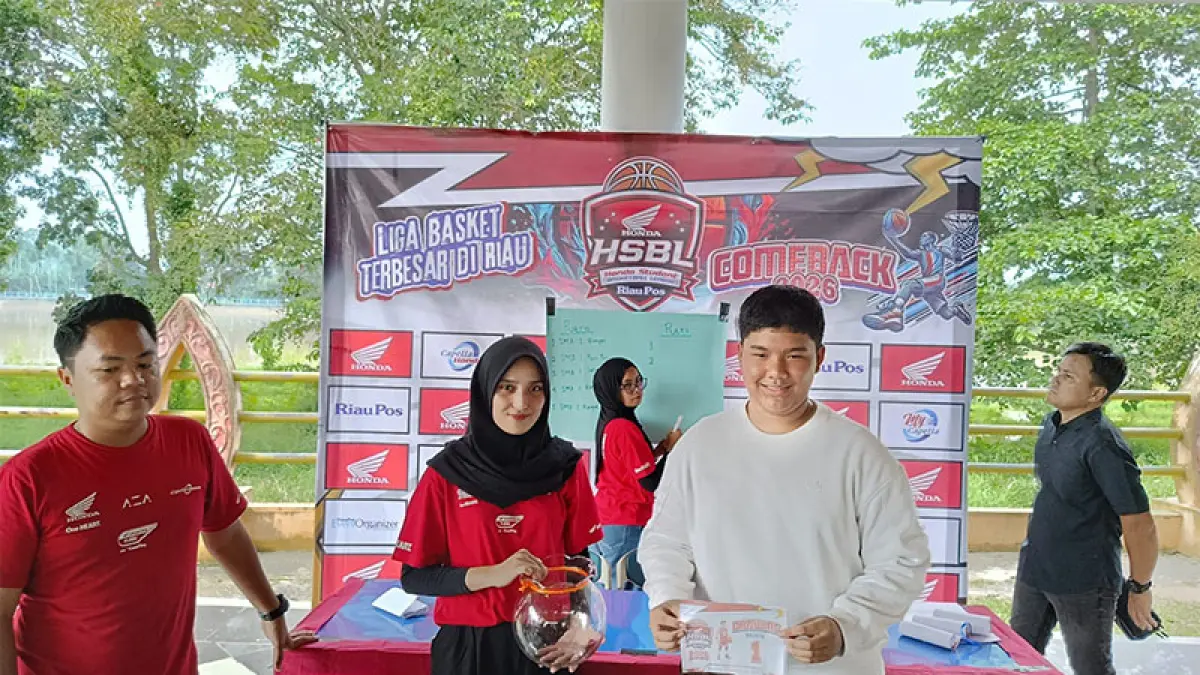 Perwakilan tim salah satu sekolah saat melakukan pencabutan nomor undian pada pelaksanaan Technical Meeting di Pendopo Junjung Buih Kota Rengat, Selasa (5/5/2026). Foto Raja Kasmedi