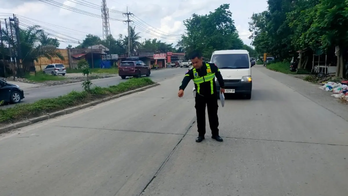 Petugas kepolisian melakukan olah TKP di lokasi kejadian di Jalan Soekarno Hatta, tepatnya di jalur barat dekat U-Turn Elang Auto, Kecamatan Tuah Madani, Kota Pekanbaru, Selasa (5/5/2026). (Satlantas Polresta Pekanbaru)