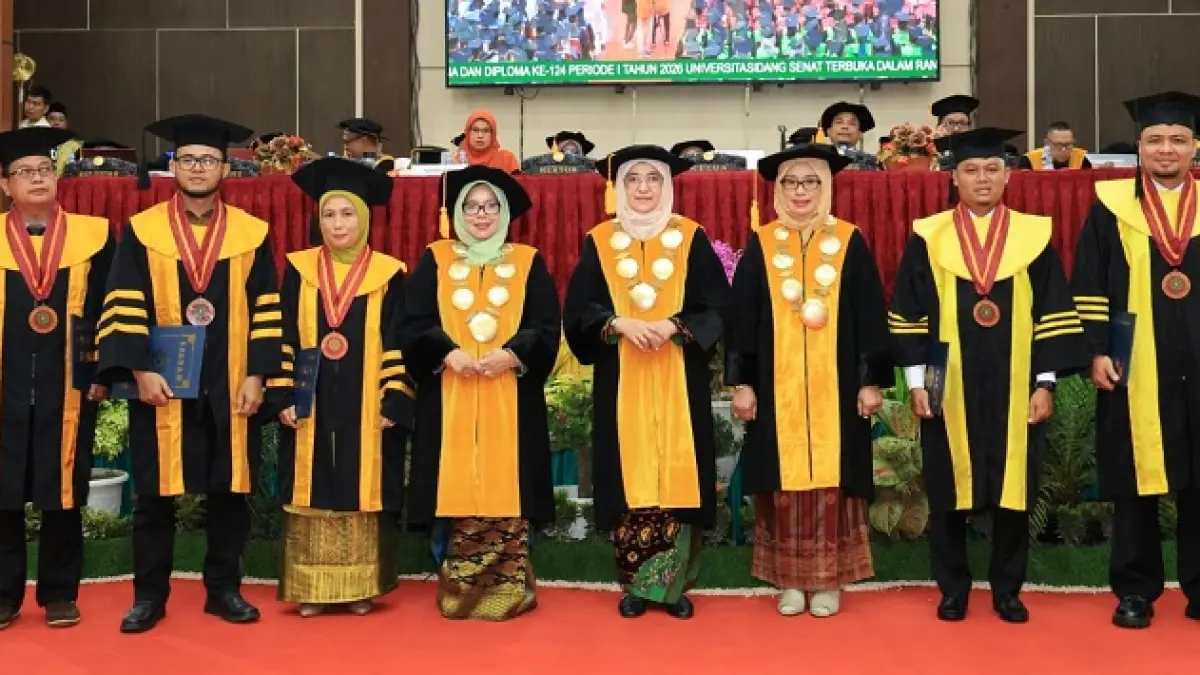 Rektor UIN Suska Riau Prof &nbsp;Dr Hj Leny Nofianti MS SE MSi Ak CA &nbsp;foto bersama lulusan terbaik UIN Suska Riau, Selasa (5/5/2026). (Herianto Baserah/Riau Pos)