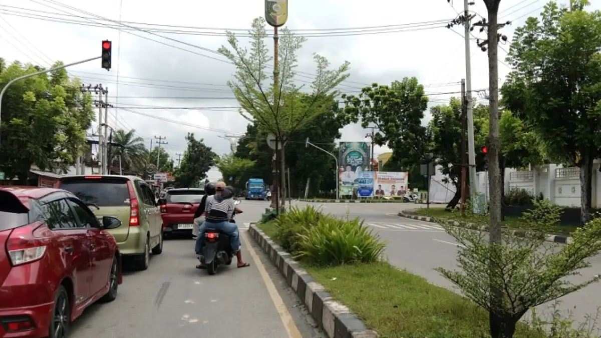 (Ruas jalan di Kota Telukkuantan minim marka jalan, padahal penting bagi tertib berkendara seperti yang terlihat dibuat Jalan Proklamasi Telukkuantan, Selasa (5/5/2026). (Desriandi Candra/Riaupos.co)