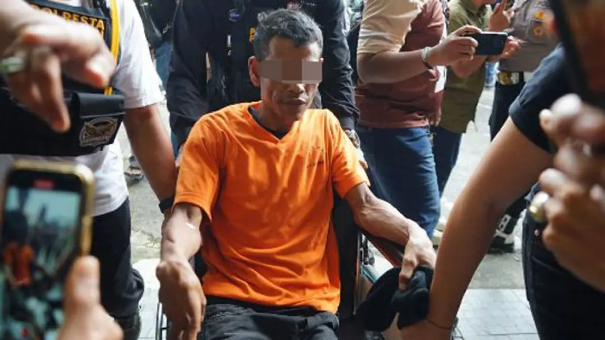Satu diantara 4 tersangka saat ekspos ungkap kasus pembunuhan di Mapolresta Pekanbaru, Ahad (3/5/2026). (Evan Gunanzar/Riau Pos)
