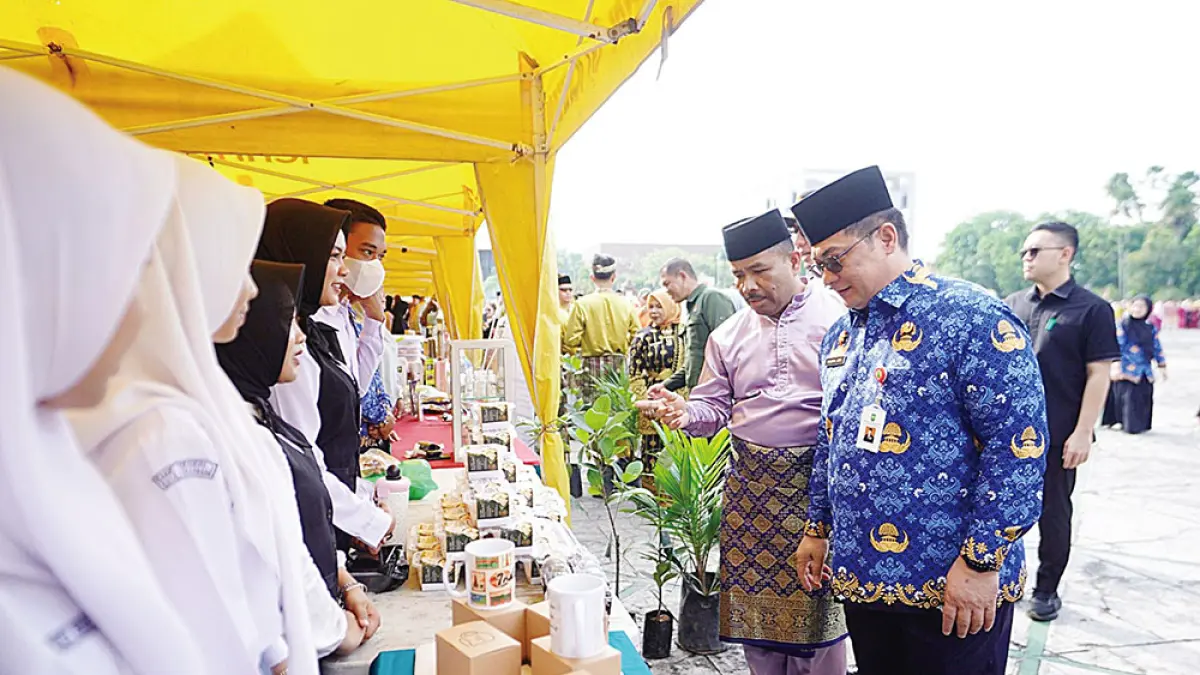 Sekdaprov Riau Syahrial Abdi meninjau hasil kerajinan siswa yang ditampilkan saat peringatan Hardiknas di halaman Kantor Gubernur Riau, Senin (4/5/2026). (Diskominfo Riau)