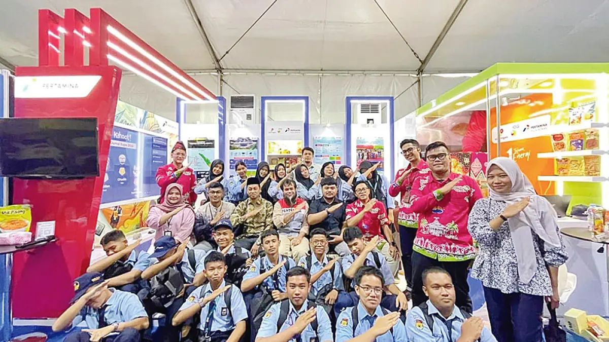 Siswa dari SMKN 2 Dumai foto bersama saat mengunjungi dan diberikan edukasi industri hulu migas di booth PT Pertamina Hulu Rokan pada helat Dumai Expo 2026, baru-baru ini. (PHR)