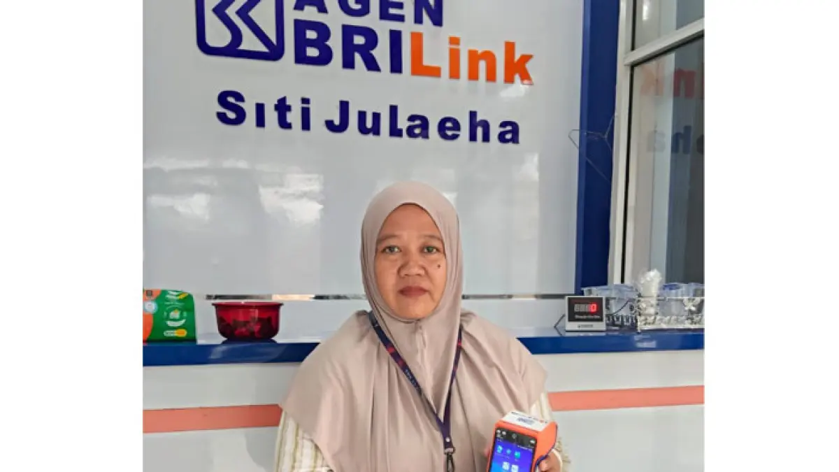 Siti Julaeha berfoto di depan tempat usahanya BRILink Agen di Lebak, Banten, baru-baru ini. (BRI untuk Riaupos.co)