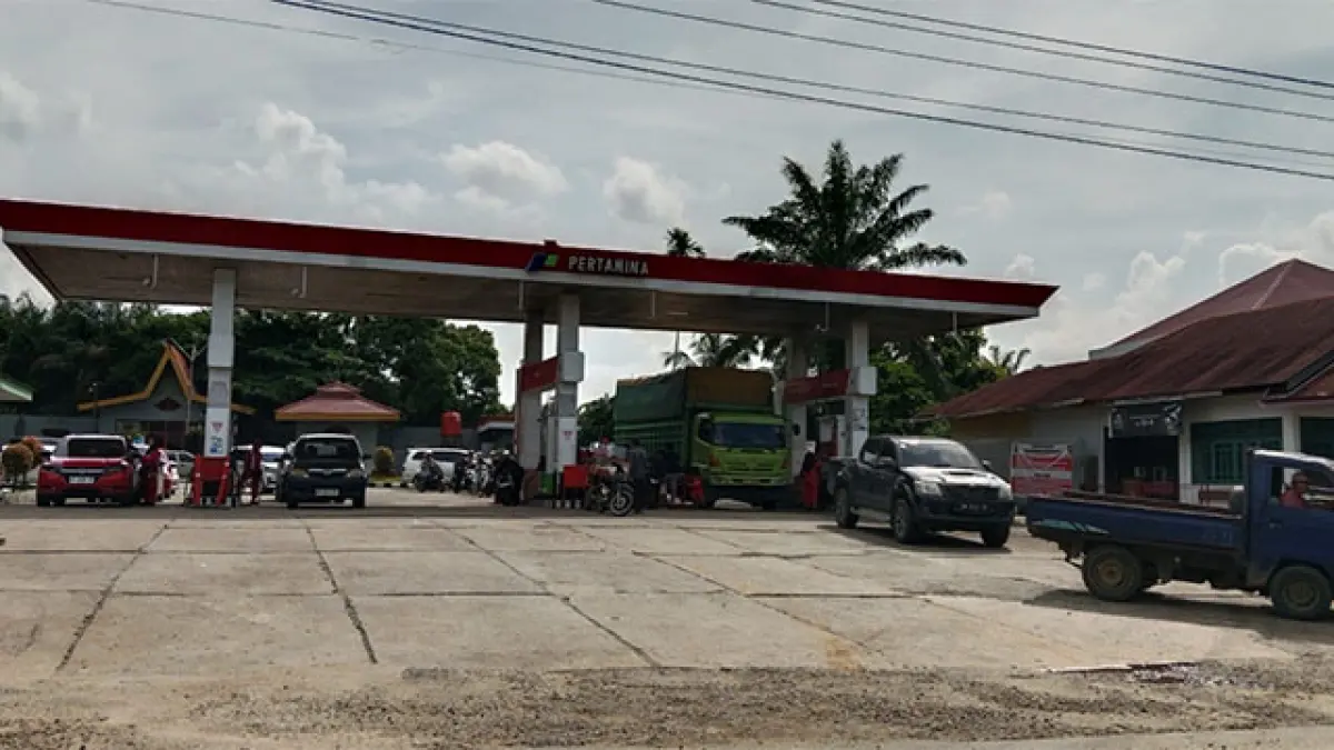 Situasi antrean kendaraan di SPBU Sitorajo Kari Kecamatan Kuantan Tengah terlihat berkurang dan biasa. (Desriandi Candra)