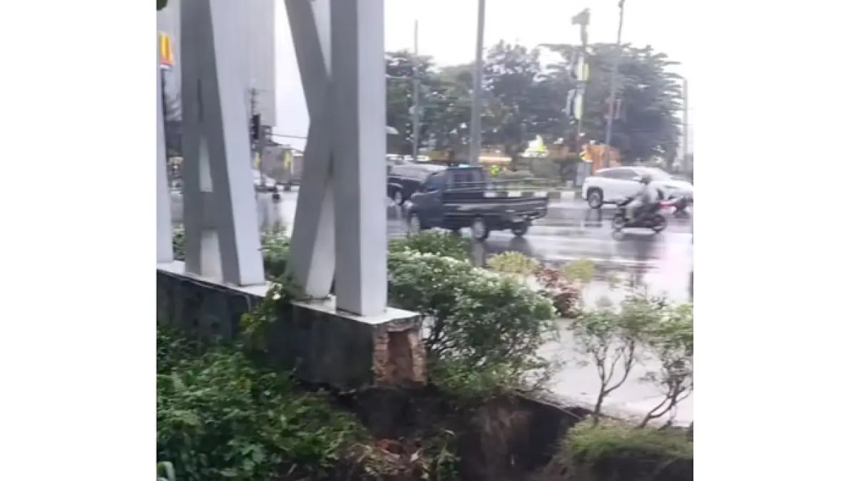 Tugu Pekanbaru Kota Bertuah roboh sebagian akibat parit dibelakangnya longsor dampak hujan deras di Pekanbaru, Senin (4/5/2026) sore kemarin. (Tiktok @Jevryhariansyah27)