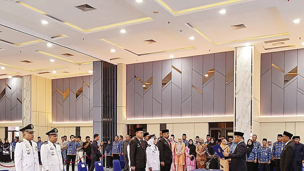 Wali Kota Pekanbaru Agung Nugroho didampingi Wawako Markarius Anwar melantik tujuh pejabat di lingkungan Pemko Pekanbaru, Senin (4/5/2026). (Pemko Pekanbaru)