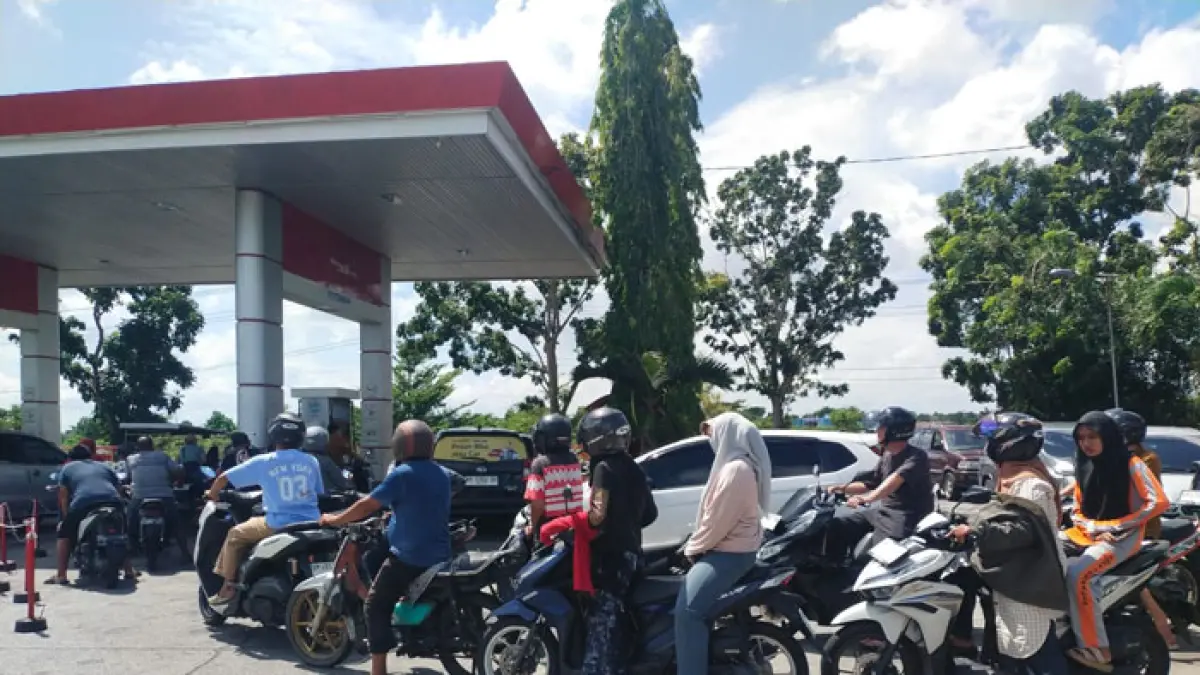 Antrean BBM di SPBU di Pulau Bengkalis masih berlanjut dan mengular setiap hari, Selasa (5/5/2026). )Abu Kasim/Riaupos.co)