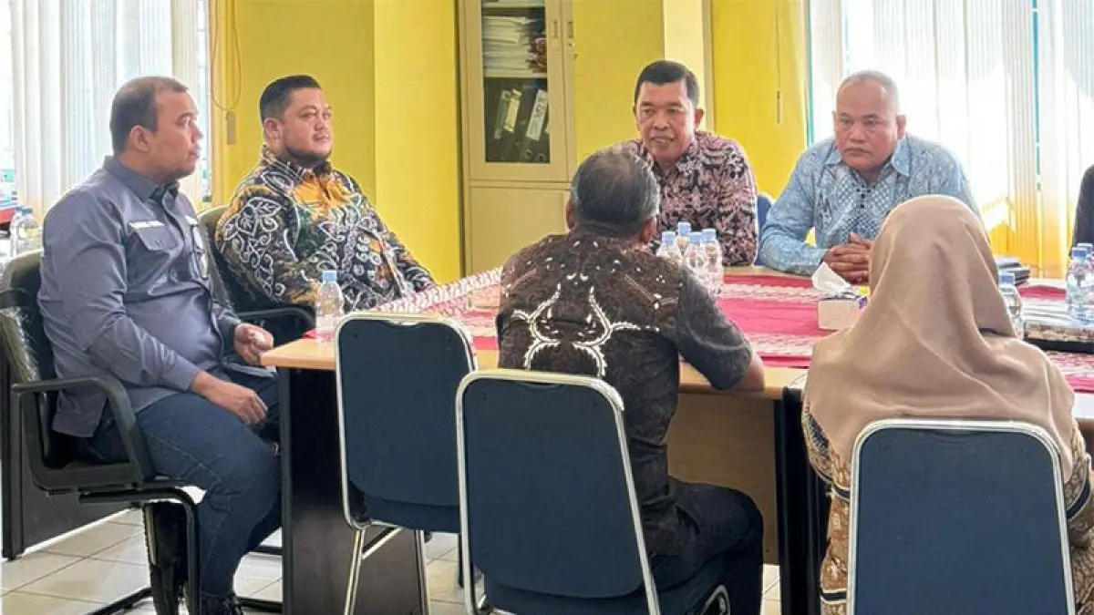 Bupati Inhu Ade Agus Hartanto, Asisten Perekonomian dan Pembangunan Indrawansyah, Dirum BPR Indra Arta Yuli Andesra dan Direktur Tirta Indra Rubianto saat penyerahan bilyet deposit. Foto BPR Indra Arta