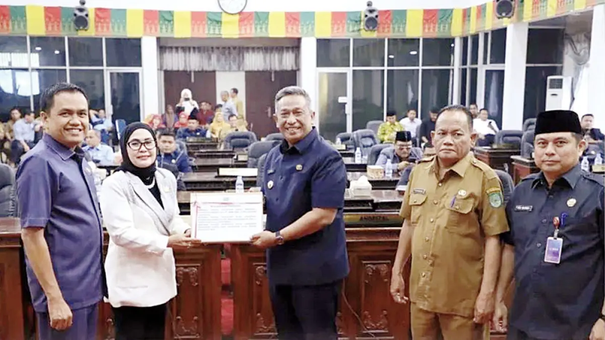 Bupati Rohul Anton menyerahkan tiga Ranperda Penyertaan Modal kepada Ketua DPRD Rohul Hj Sumiartini untuk selanjutnya dilakukan pembahasan dan persetujuan saat rapat paripurna di Gedung DPRD Rohul, Senin (4/5/2026) petang. (Dinas Kominfo Rohul)
