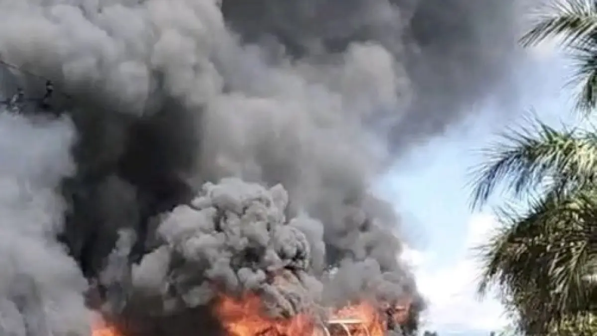 Bus ALS terbakar usai mengalami kecelakaan maut diduga dengan truk tangki BBM di Jalinsum, Musi Rawas Utara, Sumsel, Rabu (6/5/2026).