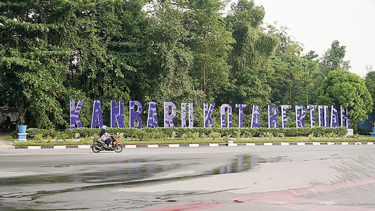 Dua huruf pada ikon tulisan ”PEKANBARU KOTA BERTUAH” roboh hingga menyisakan tulisan ”KANBARU KOTA BERTUAH” di Jalan Jenderal Sudirman, Selasa (5/5/2026). Peristiwa ini terjadi usai hujan deras mengguyur Kota Pekanbaru, Senin (4/5/2026) sore. (MHD AKHWAN)