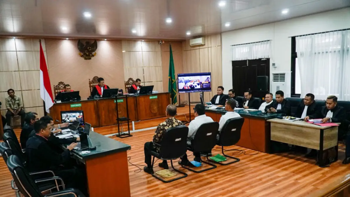 Gubernur Riau nonaktif Abdul Wahid saat proses persidangan dengan agenda mendengar keterangan saksi, Pekanbaru, Rabu (6/5/2026). (Mhd Akhwan/Riaupos.co)