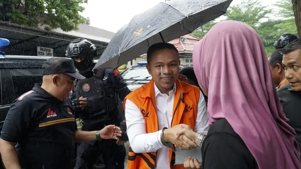 Gubernur Riau nonaktif Abdul Wahid sesampainya di PN Pekanbaru untuk mengikuti persidangan dengan agenda keterangan saksi dari Jaksa KPk,Pekanbaru, Rabu (6/5/2026). (MHD AKHWAN/RIAUPOS)