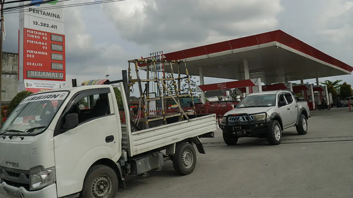 Kendaraan yang akan mengisi BBM masih terlihat antre di SPBU Jalan Dharmabakti, Pekanbaru, Selasa (5/5/2026). (MHD AKHWAN/RIAUPOS)