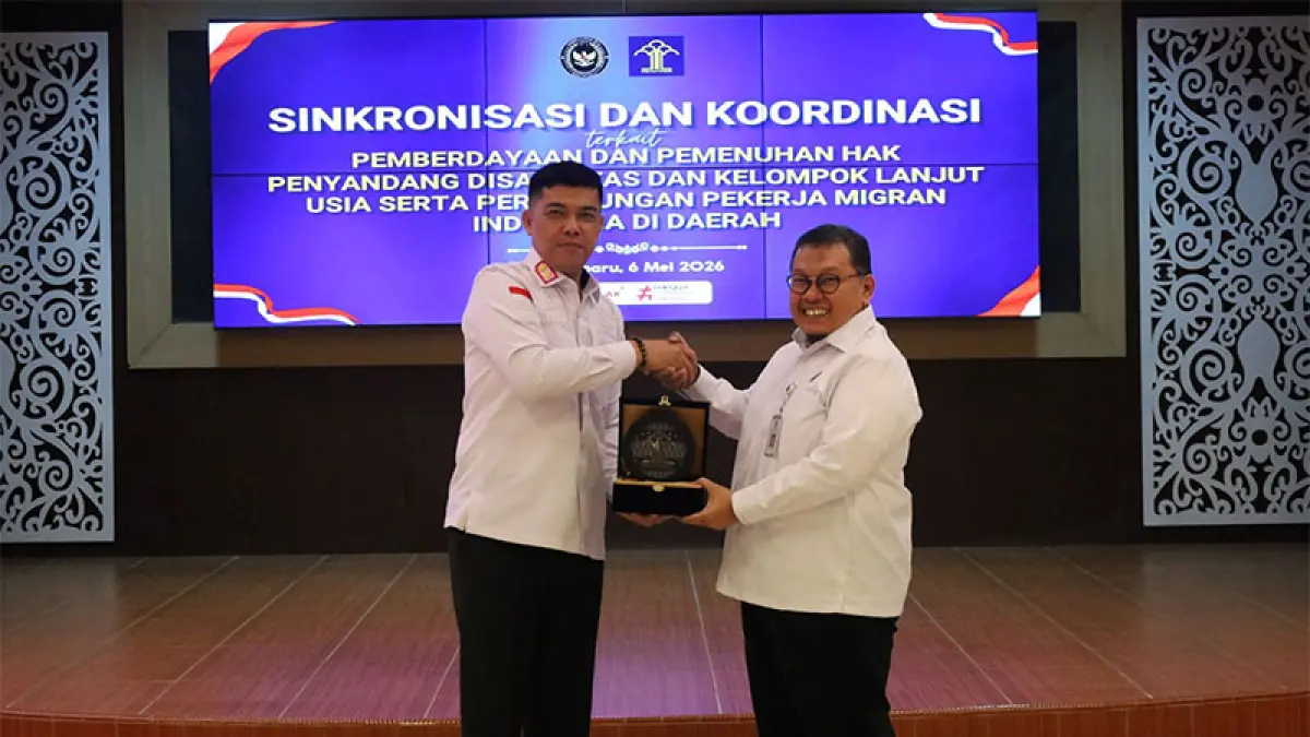 Kepala Kanwil Kemenkum Riau Rudy Hendra Pakpahan menyerahkan cendramata kepada Deputi Bidang Koordinasi Hak Asasi Manusia dari Kemenko Bidang Hukum, HAM, Imigrasi dan Pemasyarakatan RI Fitra Arsil, Rabu (6/5/2026). Humas Kanwil Kemenkum Riau