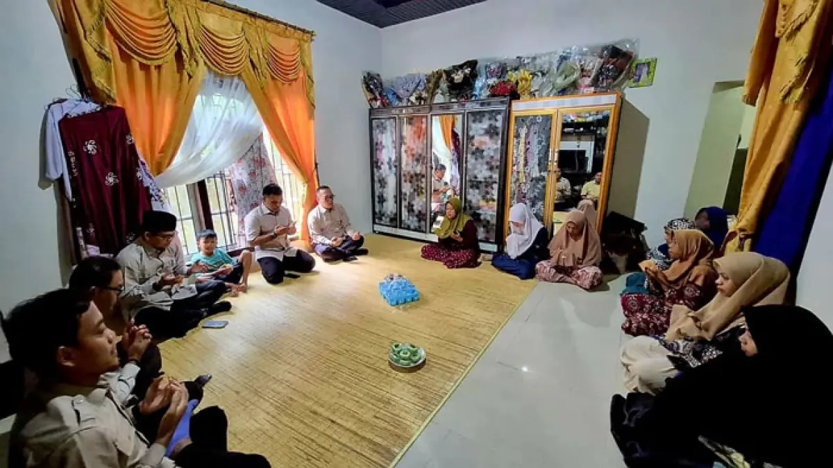 Kepala Kemenhaj Riau, H Defizon SKom MSi mengunjungi kediaman Dawanus Mahmud Muhammad jemaah haji asal Kampar yang wafat di tanah suci. (Istimewa)