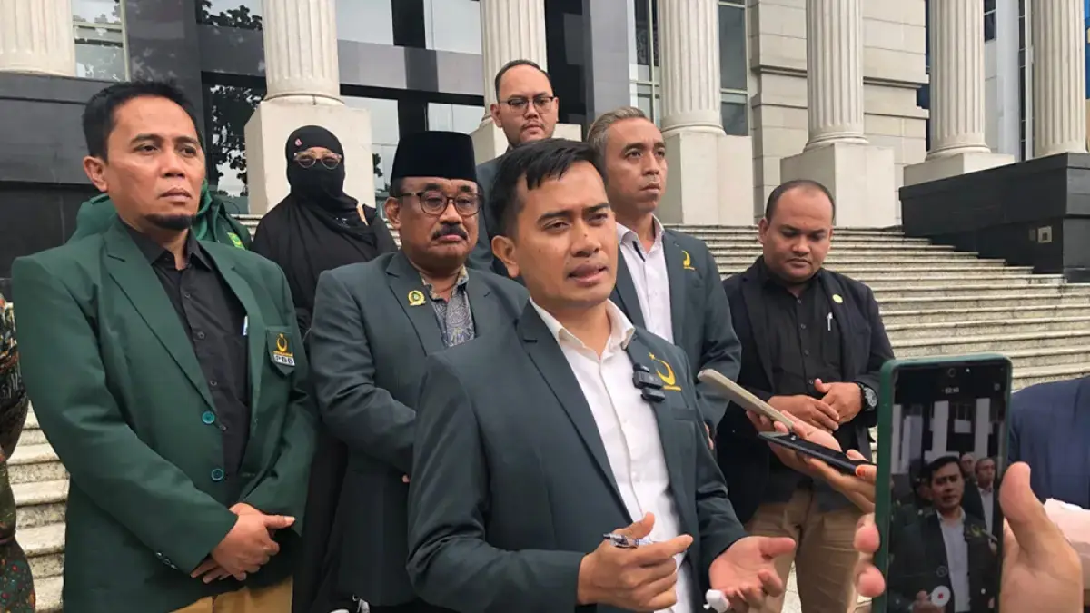 Ketua Umum DPP PBB Hasil Muktamar VI Bali Gugum Ridho Putra menyampaikan keterangan usai menjalani sidang perdana atas gugatan UU Parpol di MK pada Senin (4/5/2026).  (SAHRUL YUNIZAR/JAWA POS)