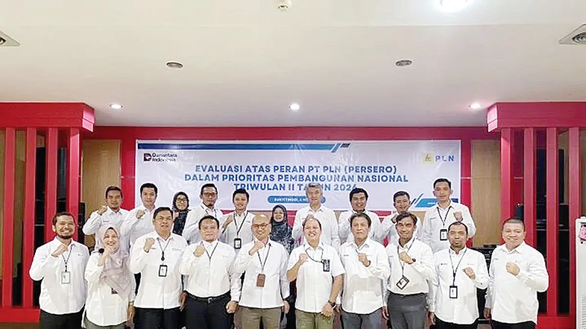 Para pihak berfoto bersama dalam Forum Evaluasi Kinerja Triwulan PT PLN (Persero) di Bukittinggi, Sumatera Barat, baru-baru ini. (Pt pln (persero) untuk riau pos)
