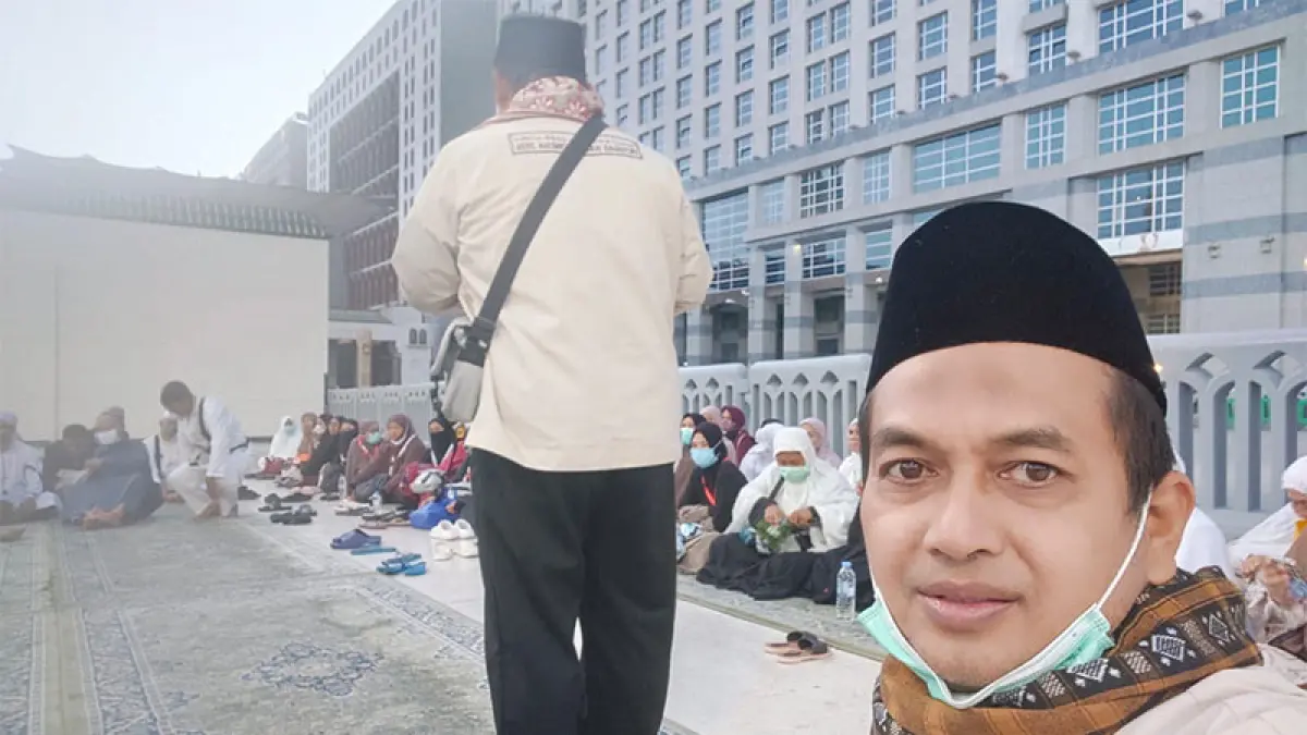 Pembimbing ibadah Kloter 8 melakukan manasik dengan jemaah Kuansing setelah Salat Subuh di pelataran masjid Nabawi, Rabu(6/5/2026). Foto PHD Kuansing
